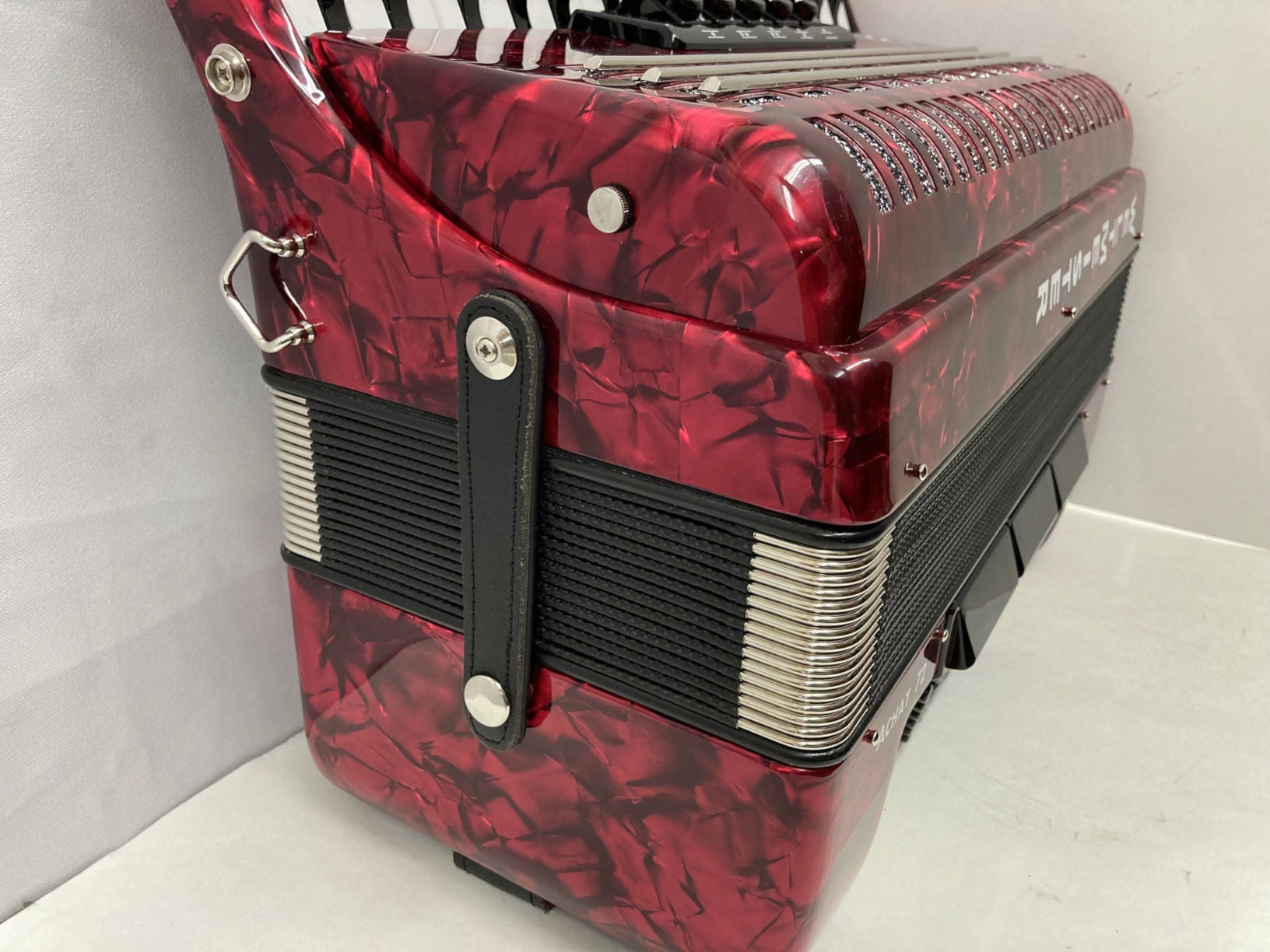 Weltmeister Achat Piano Accordion LMM 34 Keys 72 Bass Red